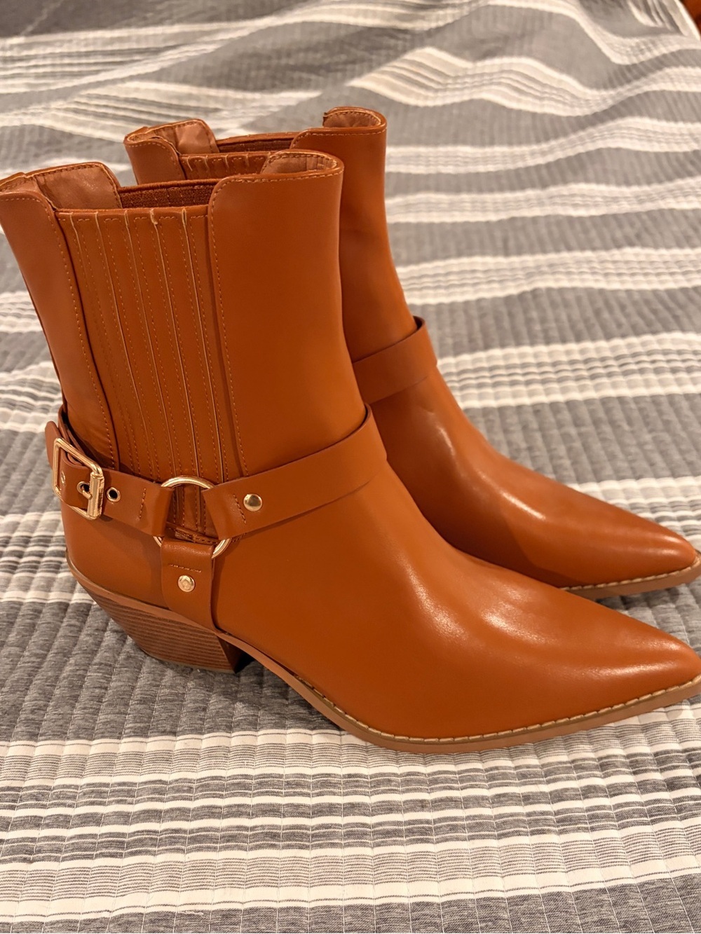 NWOT Berness Women's Size 11 Tan Western-Inspired Boots